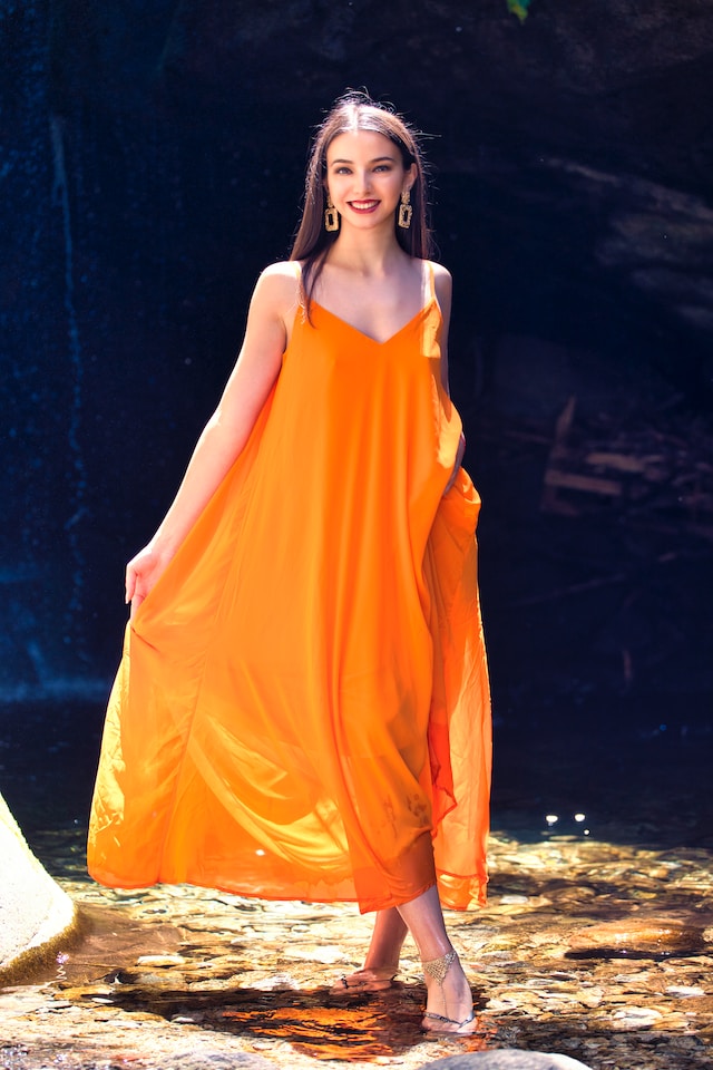 makeup-essential-and-unique-to-combine-with-an-orange-dress